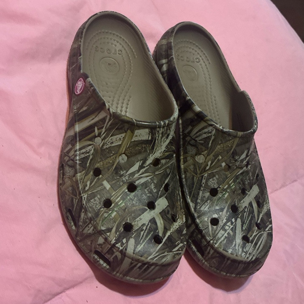 Women’s Freesail Camo Crocs - Size 9